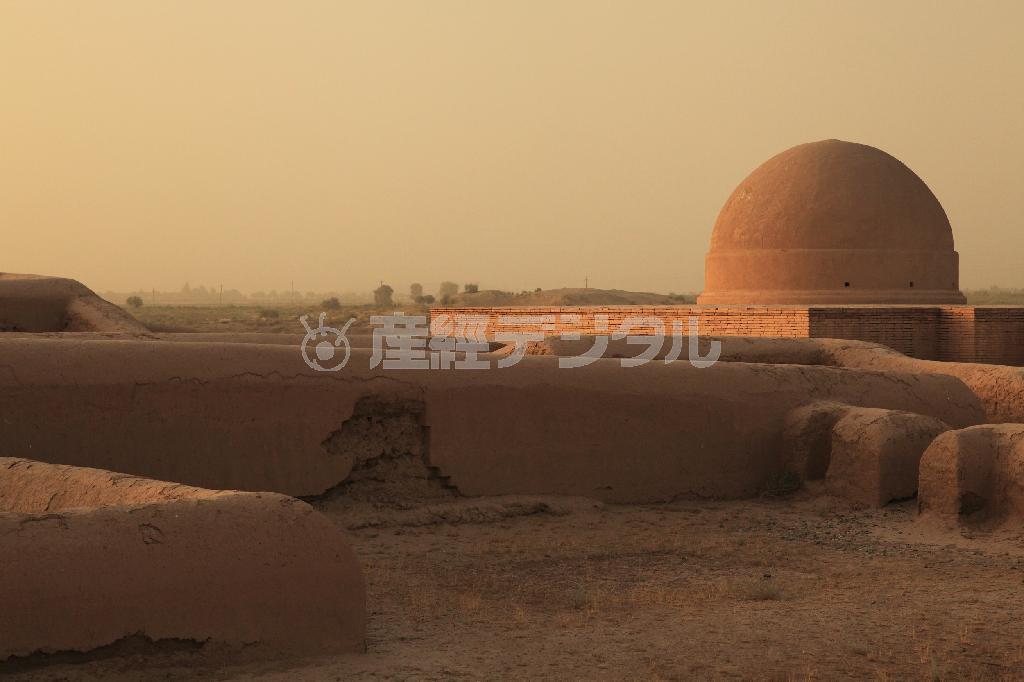 ユネスコ日本信託基金プロジェクトによって修復され、往年の威厳を取り戻したファヤズ・テパ＝２０１５年８月８日、ウズベキスタン・スルハンダリヤ州テルメズ（佐藤良一さん撮影）