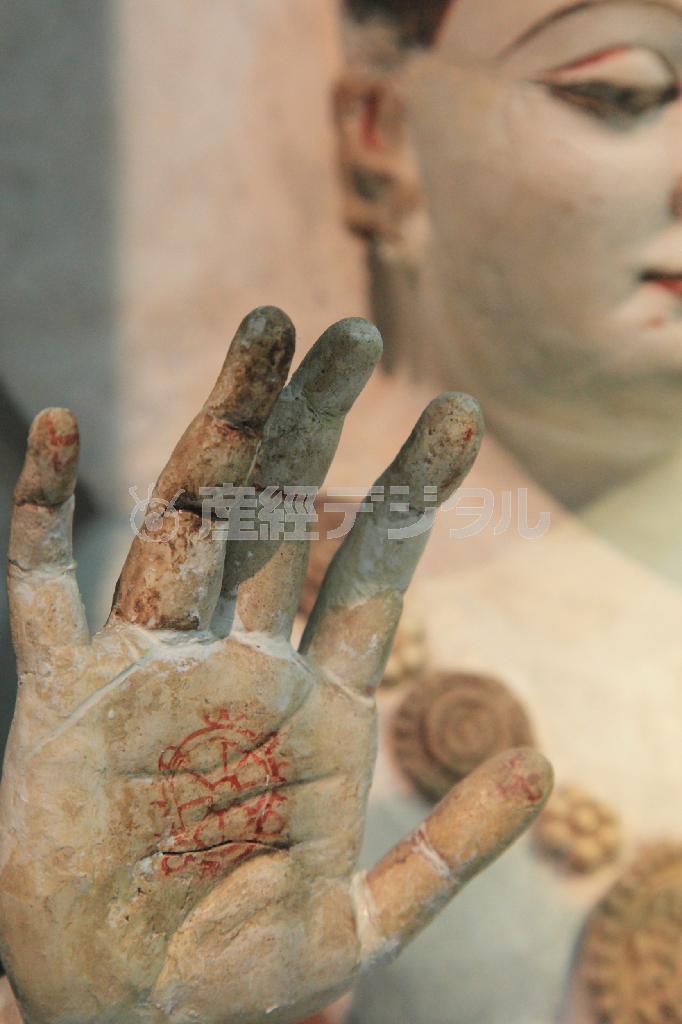 ファヤズ・テパで見つかったブッタ像。手には法輪が残る（１～２世紀）＝２０１５年８月９日、ウズベキスタン・スルハンダリヤ州テルメズ（佐藤良一さん撮影）