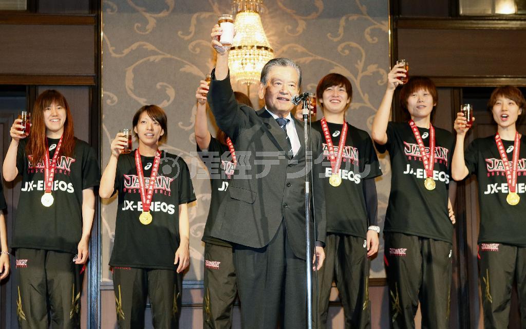 アジア選手権を制し、帰国したバスケットボール女子日本代表を祝福する協会の川淵三郎会長（中央）＝２０１５年９月６日、千葉県成田市内のホテル（共同）