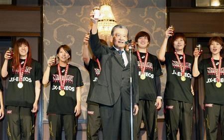 アジア選手権を制し、帰国したバスケットボール女子日本代表を祝福する協会の川淵三郎会長（中央）＝２０１５年９月６日、千葉県成田市内のホテル（共同）