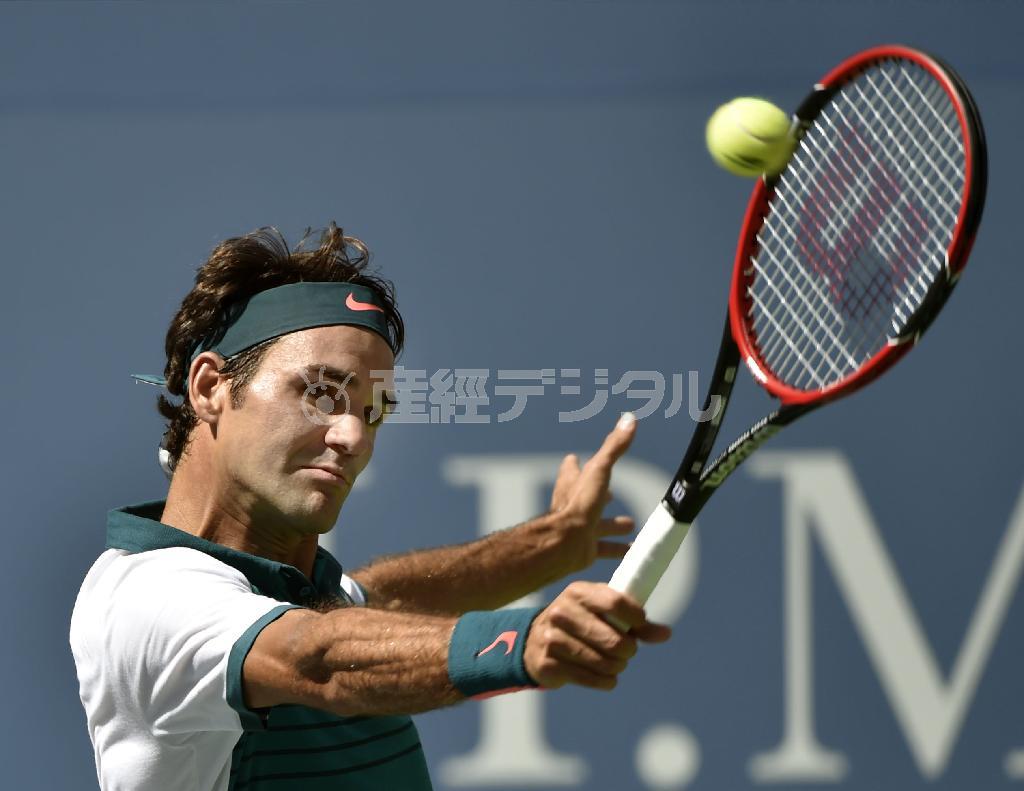 男子シングルス３回戦でリターンするロジャー・フェデラー＝２０１５年９月５日、米ニューヨーク（共同）
