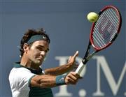 男子シングルス３回戦でリターンするロジャー・フェデラー＝２０１５年９月５日、米ニューヨーク（共同）