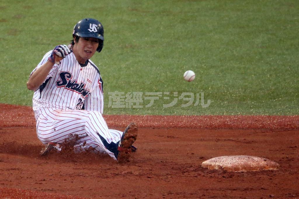 六回、打者・畠山和洋（はたけやま・かずひろ）の時に今季３０盗塁目を決めるヤクルト・山田哲人（てつと）＝２０１５年９月６日、東京都新宿区・神宮球場（小倉元司撮影）