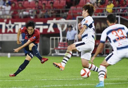 鹿島－ＦＣ東京の後半、２点目のゴールを決める鹿島・金崎夢生（かなざき・むう、左）＝２０１５年９月６日、茨城県鹿嶋市の茨城県立カシマサッカースタジアム（共同）