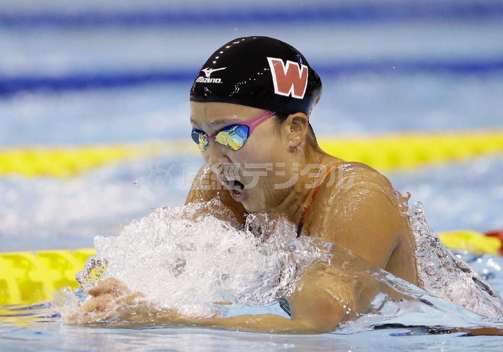 女子２００メートル平泳ぎを２分２２秒４１で優勝した渡部香生子（わたなべ・かなこ）＝２０１５年９月６日、静岡県浜松市西区の浜松市総合水泳場（共同）