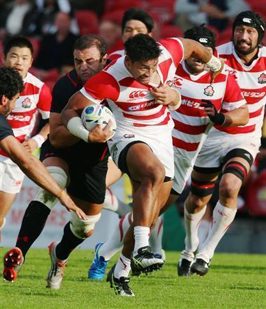 日本－ジョージア（グルジア）の後半、突進するアマナキ・レレイ・マフィ（中央）＝２０１５年９月５日、英国・グロスター（共同）