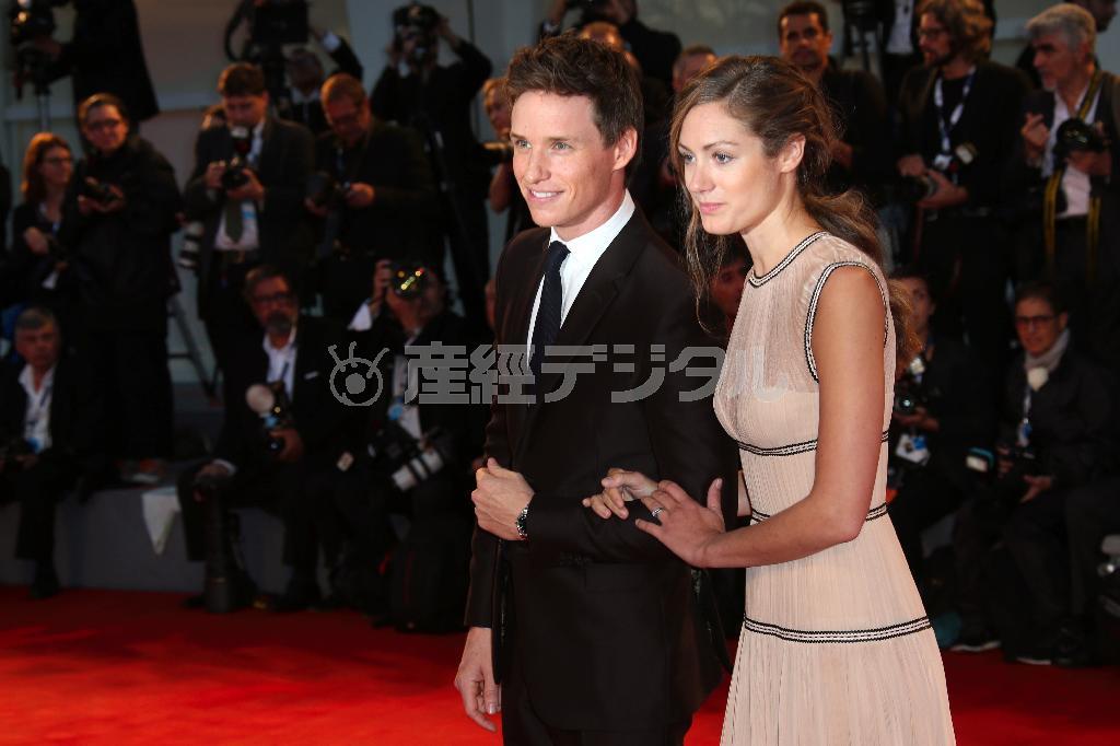 英俳優、エディ・レッドメインさん（中央）と妻のハンナ・バグショーさん（右）＝２０１５年９月５日、イタリア・ヴェネト州ベネチア（ＡＰ）