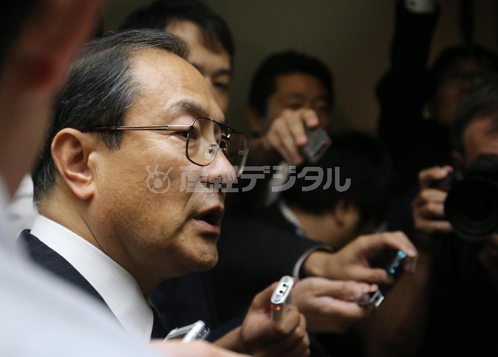 報道陣に囲まれる東芝の室町正志社長＝２０１５年９月７日、東京・浜松町の東芝本社（長尾みなみ撮影）