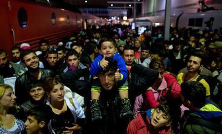 ９月６日夜にドイツ・バイエルン州ミュンヘンの中央駅に到着した難民ら＝２０１５年（ＡＰ）