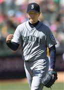 ７勝目を挙げたマリナーズ・岩隈（いわくま）久志＝２０１５年９月６日、米カリフォルニア州オークランド（ゲッティ＝共同）