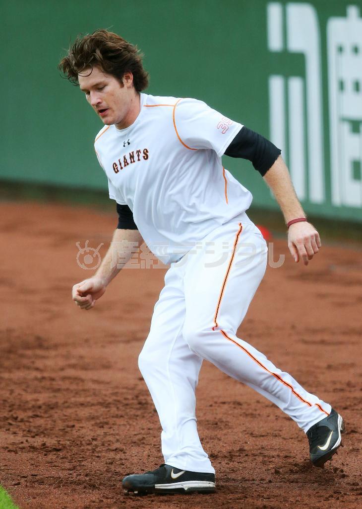 ダッシュを繰り返す巨人・マイルズ・マイコラス＝２０１５年９月７日、神奈川県川崎市多摩区のジャイアンツ球場（共同）