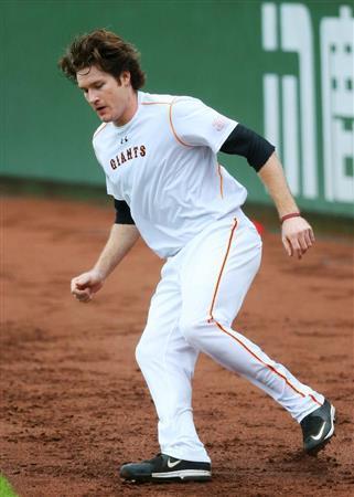 ダッシュを繰り返す巨人・マイルズ・マイコラス＝２０１５年９月７日、神奈川県川崎市多摩区のジャイアンツ球場（共同）