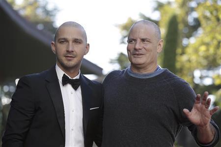 米俳優、シャイア・ラブーフさん（左）とディート・モンティエル監督＝２０１５年９月６日、イタリア・ヴェネト州ベネチア（ＡＰ）