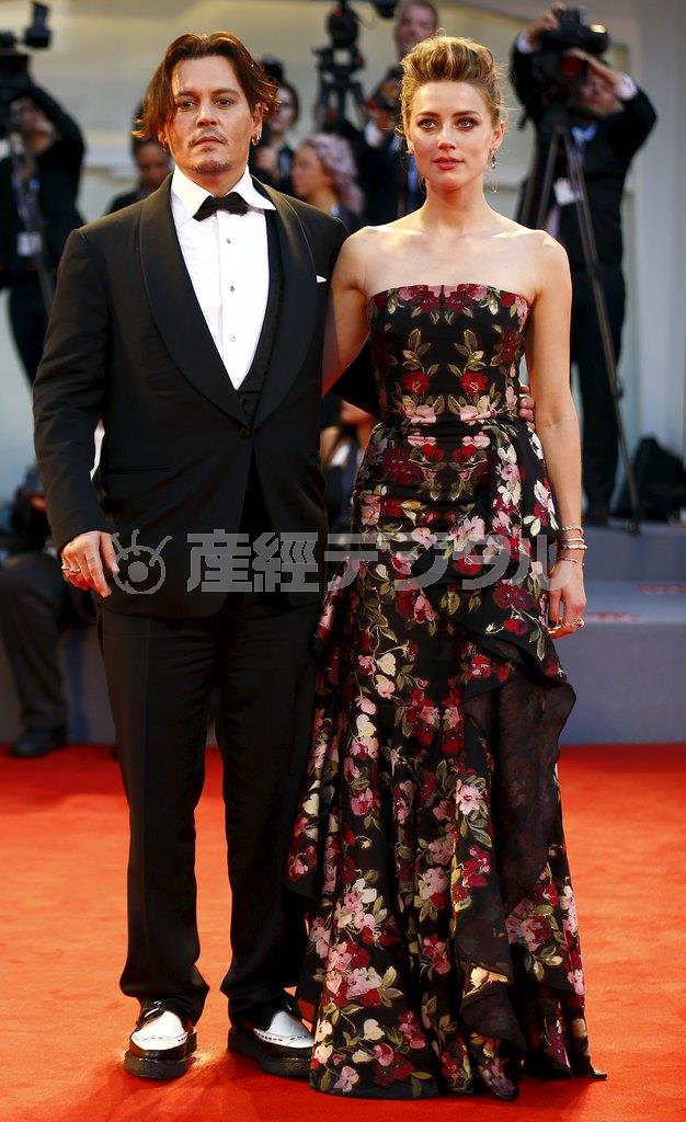 米俳優、ジョニー・デップさん（左）の妻で米女優のアンバー・ハードさん＝２０１５年９月５日、イタリア・ヴェネト州ベネチア（ロイター）