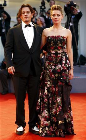 米俳優、ジョニー・デップさん（左）の妻で米女優のアンバー・ハードさん＝２０１５年９月５日、イタリア・ヴェネト州ベネチア（ロイター）