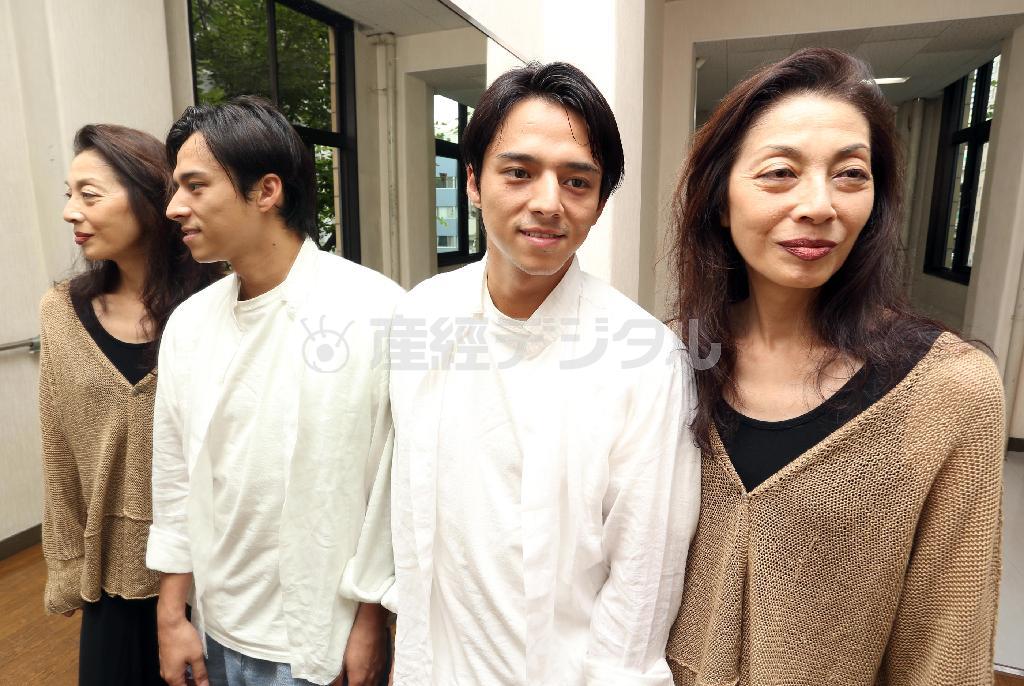 母子役での共演は２作品目となる麻実（あさみ）れいさん（右）と満島（みつしま）真之介さん＝２０１５年８月２４日、東京都中央区（野村成次撮影）