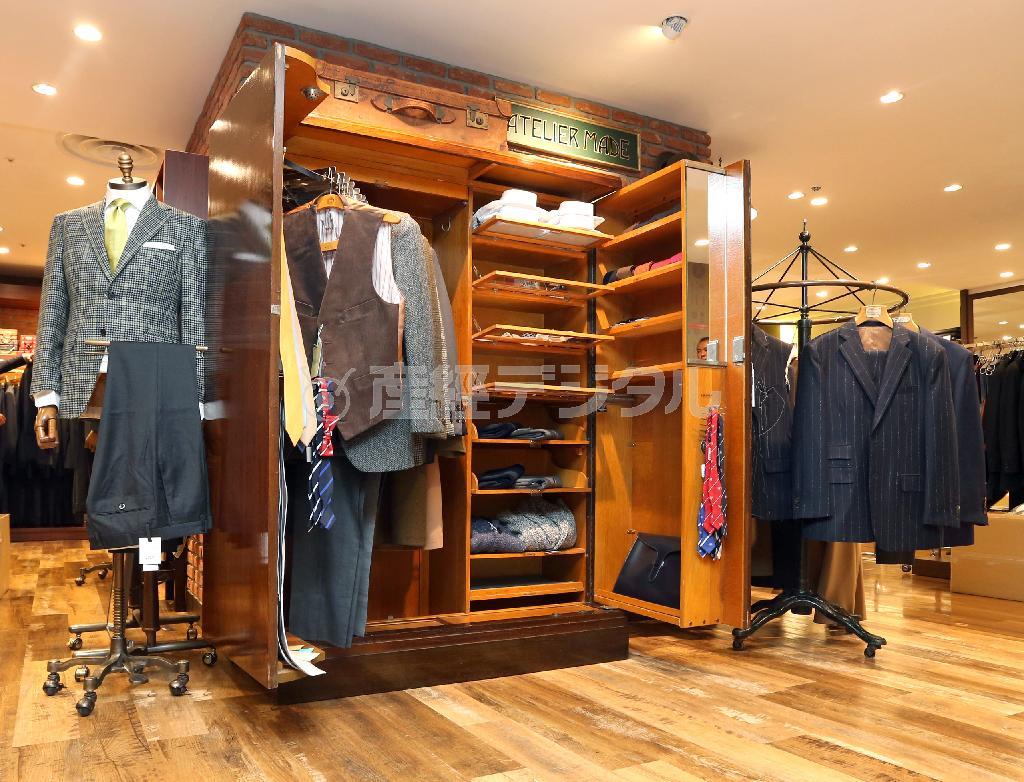 「アトリエメイド」の中央に位置するのは、フランスで自ら取り寄せた１９３０年代のワードローブ。英国の軍人や外交官などが赴任する際に実際に帯同したもので、スーツやネクタイ、小物までコーディネート一式をそろえて収納できる造りとなっており、同じサービスを提供したいという思いが反映されている＝２０１５年９月３日、東京都中央区銀座の松屋銀座（野村成次撮影）