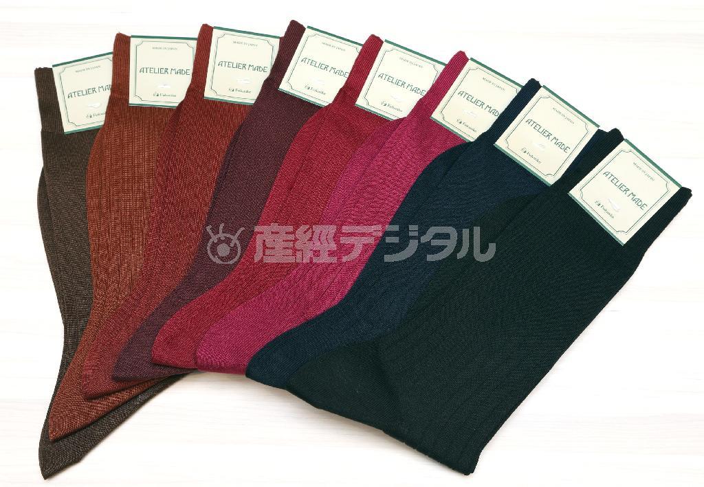 松屋オリジナルのソックス（各１０００円、８色展開）はアトリエメイドと福助がコラボレーションした。「エクステンドヒール」という特殊な技術を使い、インポート靴のかかとの位置にもあうよう作られている＝２０１５年８月３１日、東京都中央区座の松屋銀座（野村成次撮影）