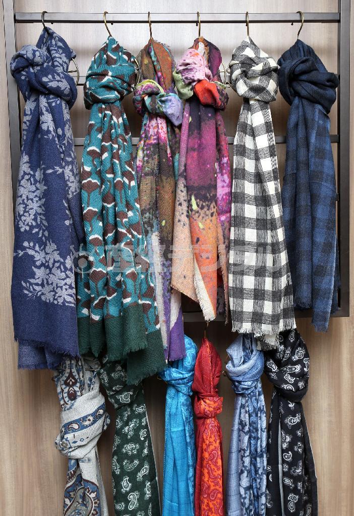 ストール（アルテア、１万４０００円から）はイタリアブランドならではの独特な素材と配色でスタイルに華やぎをプラス。これから肌寒くなる季節に１枚は持っていたい＝２０１５年８月３１日、東京都中央区銀座の松屋銀座（野村成次撮影）