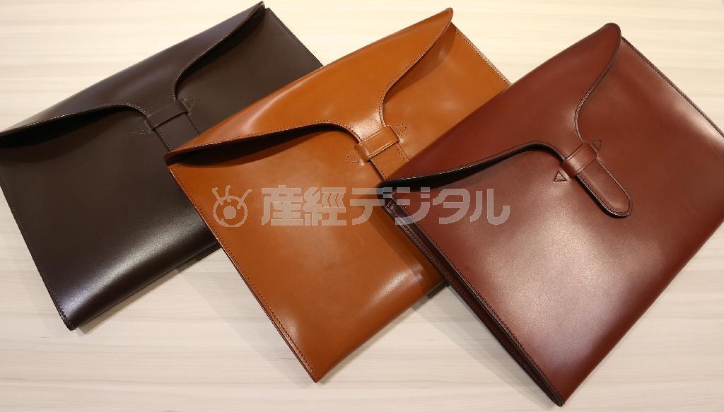 英国産の材料にこだわったクラッチバッグ（Ｒｕｔｈｅｒｆｏｒｄｓ、各４万円）。革はイングリッシュブライドレザー、糸にはアイリッシュリネンを使用、熟練の職人による手縫いの伝統を再現している逸品＝２０１５年８月３１日、東京都中央区座の松屋銀座（野村成次撮影）