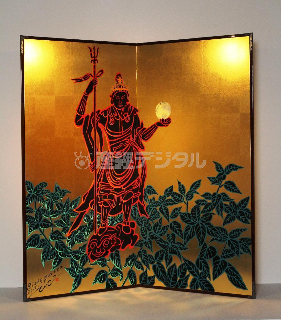 建仁寺（京都市東山区）の塔頭、霊源院で発見された鎌倉時代の毘沙門天立像をモチーフに描いた屏風絵。「他人の作ったものなど描かない」というキーヤンだが、スケッチを重ねるうちに歴史の重みに畏敬の念を抱き、絵筆を取った貴重な作品＝２０１５年９月２日、京都市下京区の京都高島屋（田中幸美撮影）