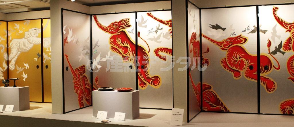 金と銀のバージョンがある４枚１組の襖絵「Ｓｍｉｌｉｎｇ＿Ｅｌｅｐｈａｎｔｓ」＝２０１５年９月２日、京都市下京区の京都高島屋（田中幸美撮影）