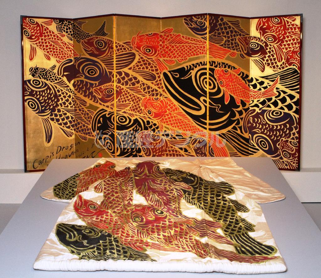 今年３月、八坂神社（京都市東山区）で行われた祇園大茶会で飾られた「ＳｐｒｉｎｇＷｉｎｄ」という作品名の屏風＝２０１５年９月２日、京都市下京区の京都高島屋（田中幸美撮影）