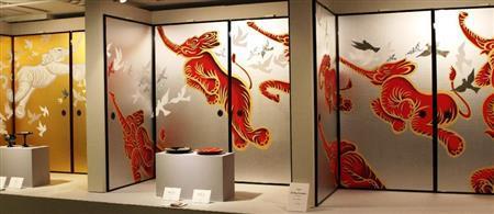 金と銀のバージョンがある４枚１組の襖絵「Ｓｍｉｌｉｎｇ＿Ｅｌｅｐｈａｎｔｓ」＝２０１５年９月２日、京都市下京区の京都高島屋（田中幸美撮影）