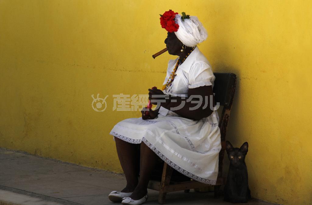 首都ハバナのおもだった広場には雰囲気を盛り上げるための要員として民族衣装で着飾った婦人たちがいて記念撮影に応じてくれる。そしてお礼の気持ちとしてチップを渡すのが挨拶になっている＝キューバ（酒井久美子さん撮影）