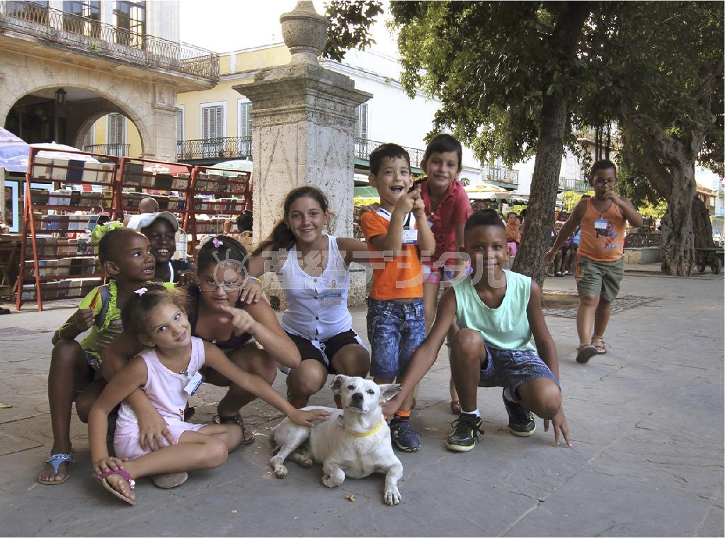 アルマス広場で出会った人なつこい犬を撮影していると子供たちが大勢駆け寄って来た。「一緒に写真を撮って！」と大騒ぎになった＝キューバ・首都ハバナ（酒井久美子さん撮影）