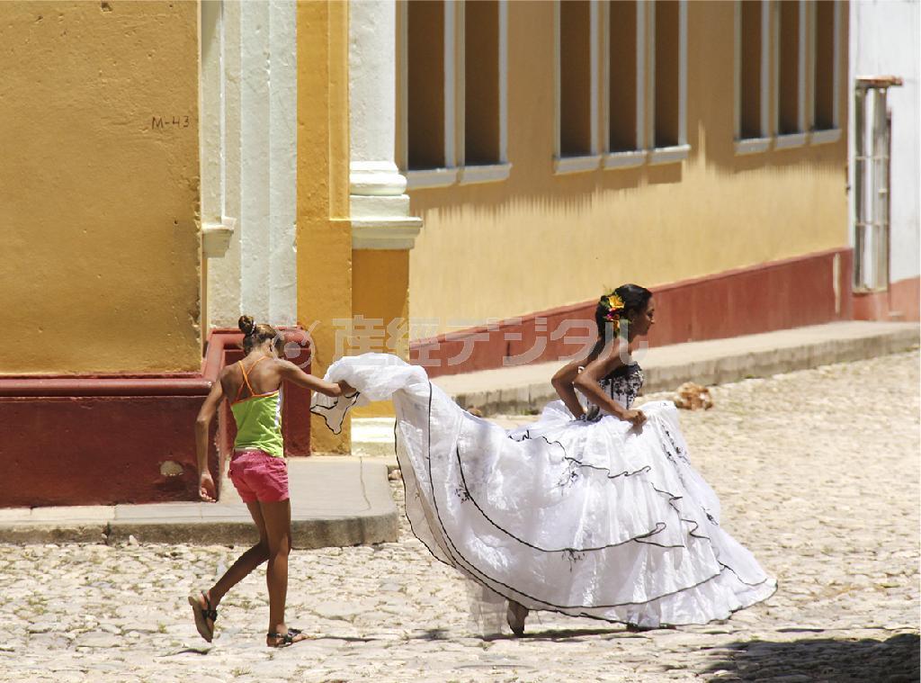 キューバでは成人式は１５歳の誕生日に迎える。少女たちは着飾り精いっぱい美しくメークしてもらって家族で祝う。「老人と海」の舞台になった小さな漁村コヒマルで出会った幸せな一瞬＝キューバ・首都ハバナ（酒井久美子さん撮影）