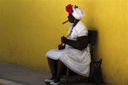 首都ハバナのおもだった広場には雰囲気を盛り上げるための要員として民族衣装で着飾った婦人たちがいて記念撮影に応じてくれる。そしてお礼の気持ちとしてチップを渡すのが挨拶になっている＝キューバ（酒井久美子さん撮影）