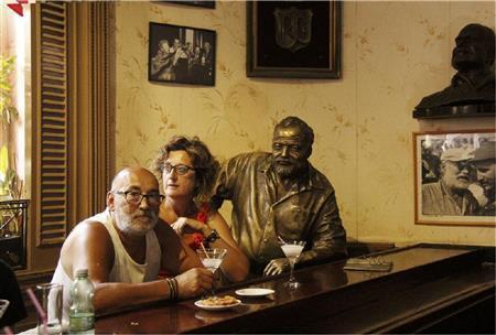 ヘミングウェーが通ったバー＆レストラン「フロリディータ」。片隅には彼の銅像が今も楽しげに観光客に話しかけている＝キューバ・首都ハバナ（酒井久美子さん撮影）