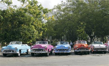 カラフルなクラシックカーのタクシー。お客は好みの車種や色、形などじっくり検討して選ぶのが楽しみだ＝キューバ・首都ハバナ（酒井久美子さん撮影）