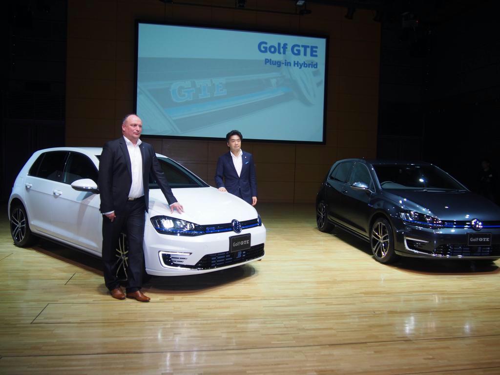フォルクスワーゲングループジャパンが発売したＰＨＶ「ゴルフＧＴＥ」をお披露目するスヴェン・シュタイン代表取締役（左）＝８日、東京都港区港南のＴＨＥＧＲＡＮＤＨＡＬＬ