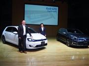 フォルクスワーゲングループジャパンが発売したＰＨＶ「ゴルフＧＴＥ」をお披露目するスヴェン・シュタイン代表取締役（左）＝８日、東京都港区港南のＴＨＥＧＲＡＮＤＨＡＬＬ