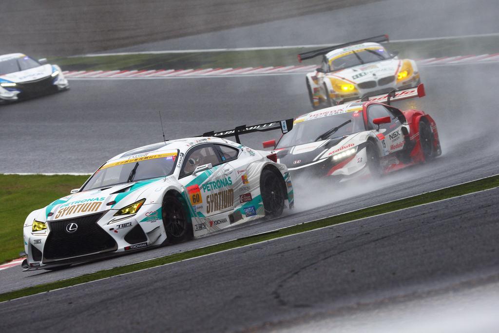 鈴鹿サーキットの高速コーナーを駆け抜けるマシン