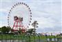 鈴鹿サーキットの観覧車。テントを張って観戦するファンの姿も＝８月３０日