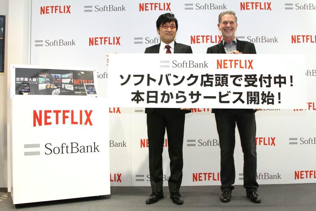 ソフトバンクの店頭での加入申し込みをアピールする米ネットフリックスのリード・ヘイスティングス最高経営責任者（右）とタレントの山里亮太さん＝２日、東京・銀座