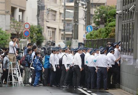 山健組の事務所へ家宅捜索に入る大阪府警の捜査員＝９日午前１０時１８分、神戸市中央区
