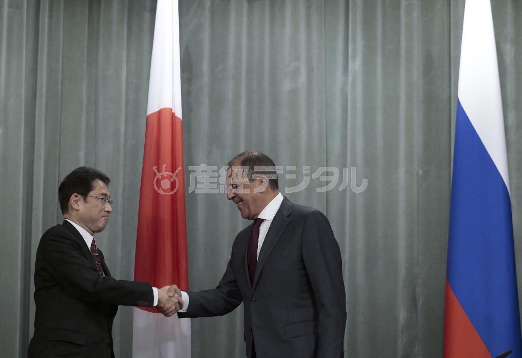 ９月２１日、首都モスクワで会談後に握手する岸田文雄外相（左）とロシアのセルゲイ・ラブロフ外相＝２０１５年、ロシア（ＡＰ）