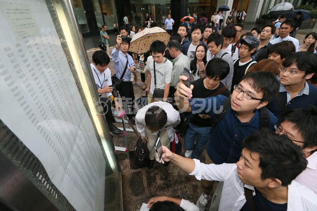 司法試験の合格者が発表され、自分の番号を探す受験者ら＝２０１５年９月８日午後、大阪市福島区（寺口純平撮影）