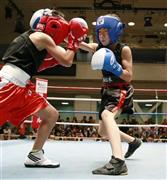 Ｕ－１５ボクシング全国大会で坂間叶夢（かなむ）君（左）を相手に力闘する吉良大弥（きら・だいや）君＝２０１５年９月６日、東京都文京区・後楽園ホール（共同）