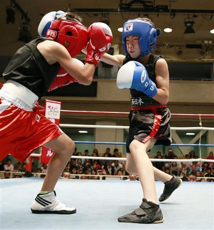 Ｕ－１５ボクシング全国大会で坂間叶夢（かなむ）君（左）を相手に力闘する吉良大弥（きら・だいや）君＝２０１５年９月６日、東京都文京区・後楽園ホール（共同）