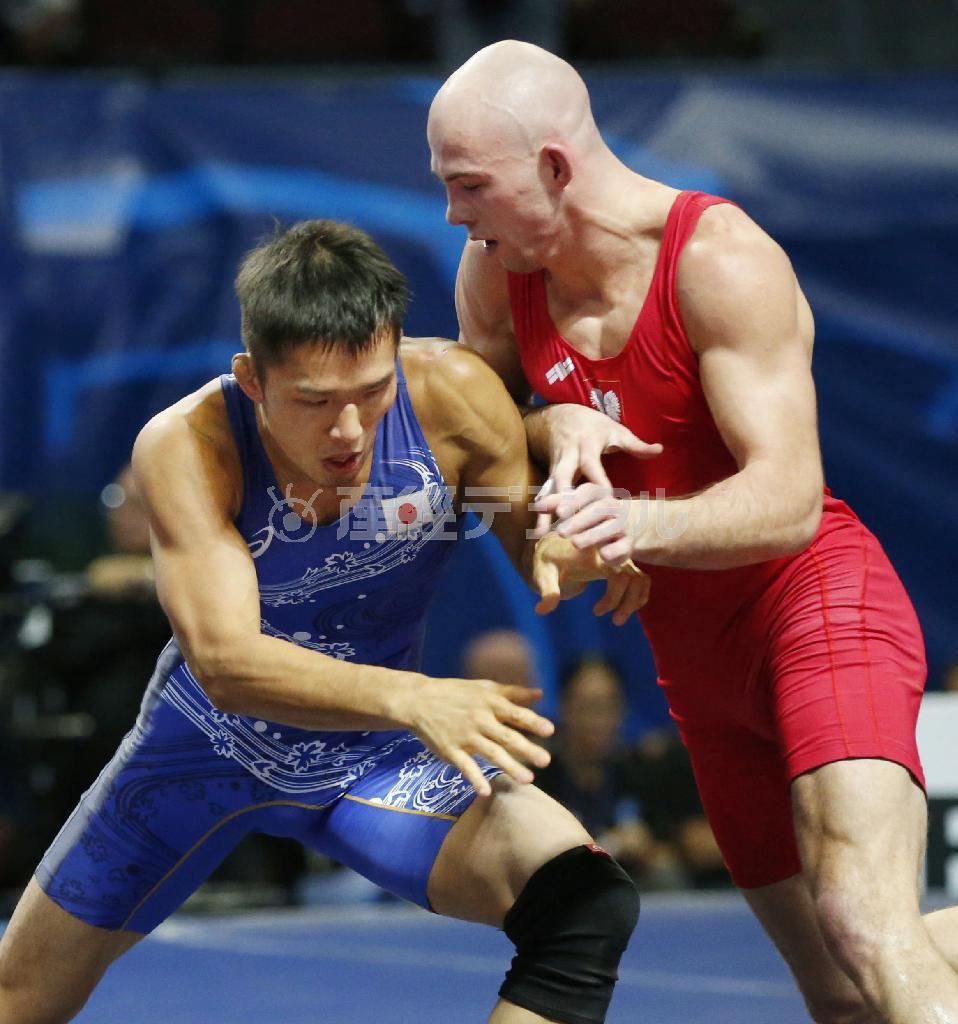 ６６キロ級の２回戦でポーランド選手に敗れた泉武志（左）＝２０１５年９月７日、米ネバダ州ラスベガス（共同）