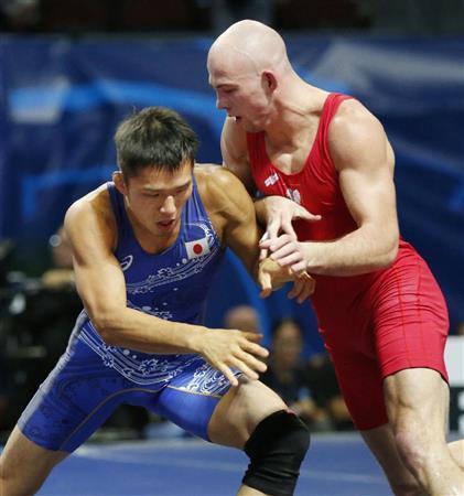 ６６キロ級の２回戦でポーランド選手に敗れた泉武志（左）＝２０１５年９月７日、米ネバダ州ラスベガス（共同）