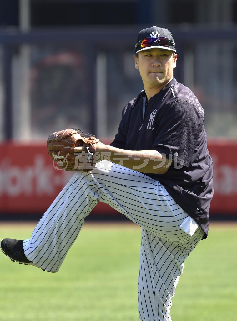 キャッチボールで調整するヤンキース・田中将大（まさひろ）＝２０１５年９月７日、米ニューヨーク（共同）