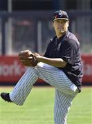 キャッチボールで調整するヤンキース・田中将大（まさひろ）＝２０１５年９月７日、米ニューヨーク（共同）