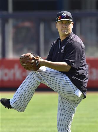キャッチボールで調整するヤンキース・田中将大（まさひろ）＝２０１５年９月７日、米ニューヨーク（共同）