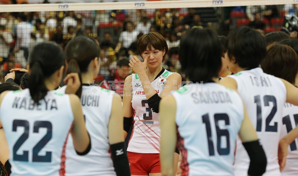 中国戦後、木村沙織（中央）は涙を拭った＝２０１５年９月６日、愛知県名古屋市南区の名古屋市総合体育館（森田達也撮影）